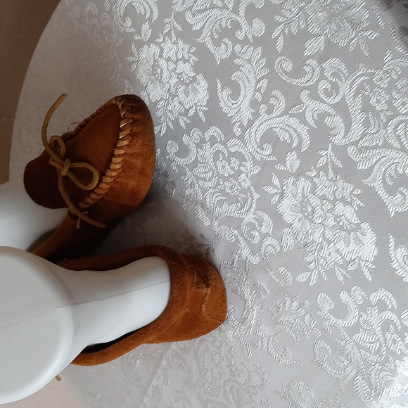 Minnetonka Brown Suede Moccasins with Bow - Picture 2 of 7